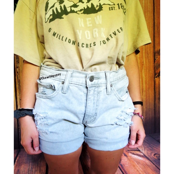 Levi's Pants - Levi’s High Waisted distressed denim shorts 🌿